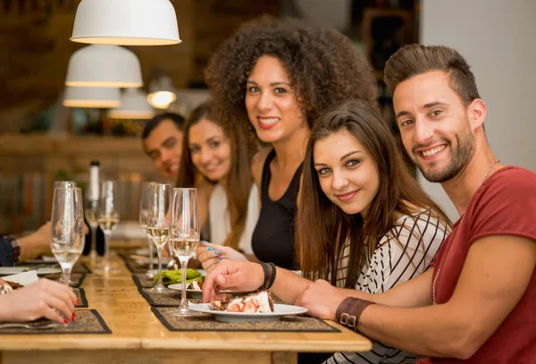 Multietniskt Grupp Glada Vänner Lunchar Och Provsmakning Efterrätten Restaurang — Stockfoto