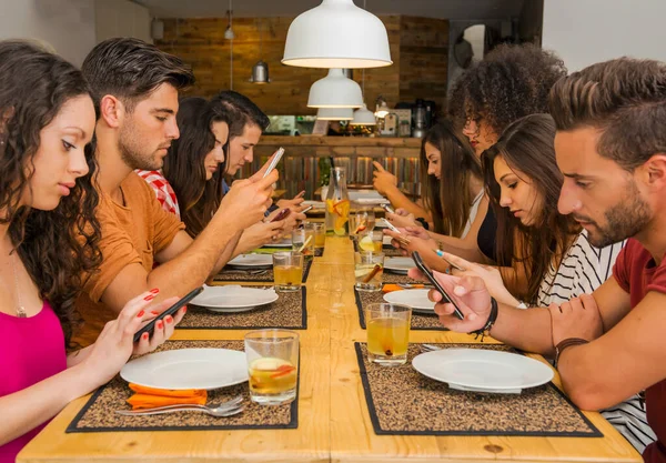 Grupo Amigos Restaurante Com Todas Pessoas Mesa Nos Telefones Celulares — Fotografia de Stock