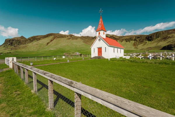 Gyönyörű Kilátás Vik Templomra Izland Stock Kép