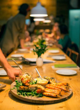 Restoranda lezzetli deniz ürünleri var.