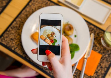 Restoranda yemek bir resim çekmek