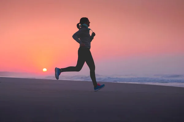 Όμορφα Και Υγιή Γυναίκα Που Τρέχει Στην Παραλία — Φωτογραφία Αρχείου