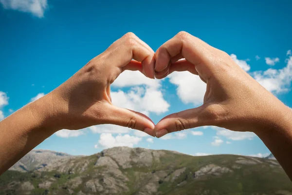 Kvinnliga Händer Gör Jord Form Mitten Naturen — Stockfoto