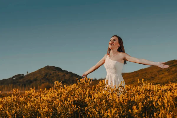 Joven Hermosa Mujer Vestido Blanco Sonriente Relajante Naturaleza — Foto de Stock