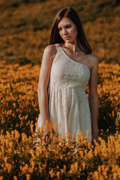 Young Beautiful Woman Nature Pensative Expression — Stock Photo, Image