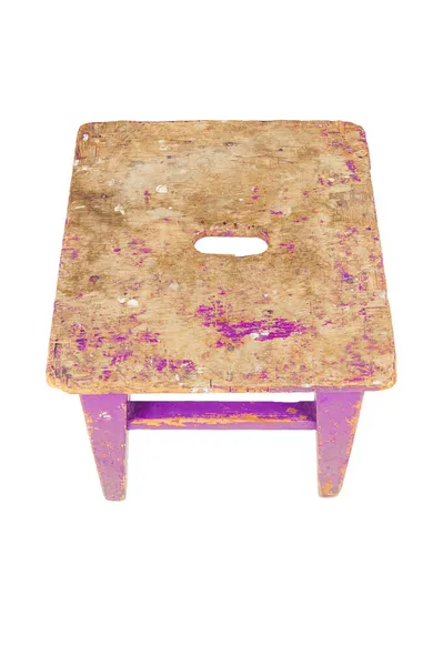 Alter Holzhocker mit abblätternder pinkfarbener Farbe. Loft-Stuhl isoliert auf weißem Hintergrund. — Stockfoto