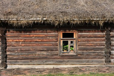 Samandan çatılı ve tek pencereli geleneksel Rus ağaç evinin tam çerçeve arkaplanı ve dokusu