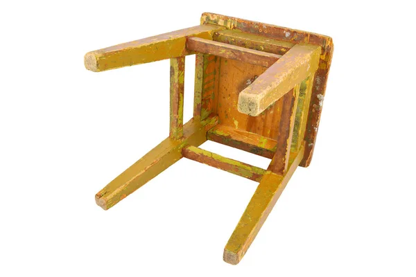 Vecchio sgabello in legno con peeling ocra vernice gialla. Sedia in stile loft isolata su sfondo bianco. — Foto Stock