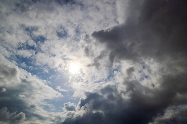 Gris nuages orage entrant plein cadre arrière-plan — Photo