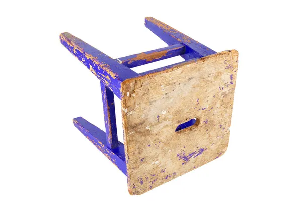 Alter Holzhocker mit abblätternder blauer Farbe. Loft-Stuhl isoliert auf weißem Hintergrund. — Stockfoto