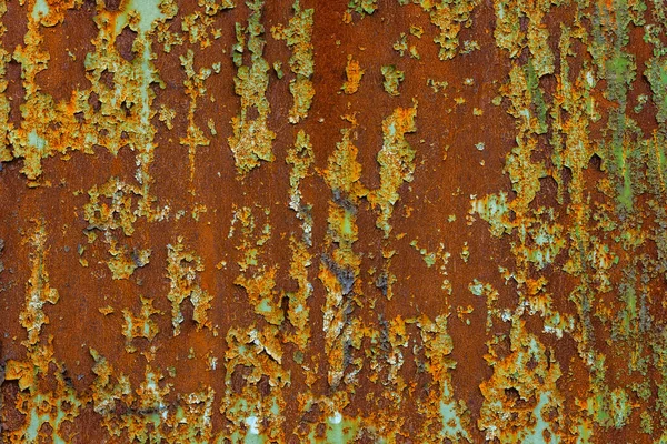 Écaillé de peinture verte sur une surface plate en tôle rouillée — Photo