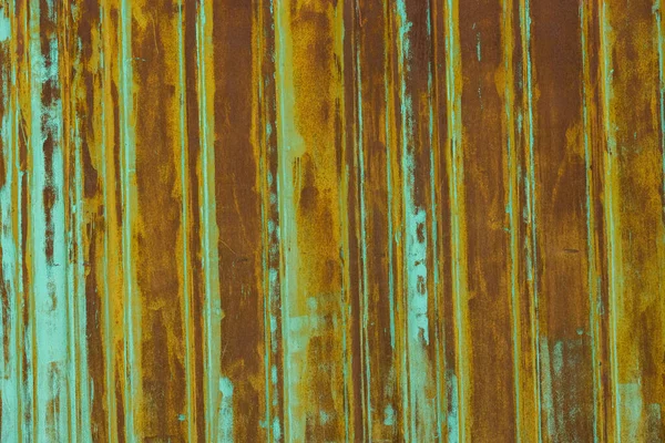 Çürümüş ve yıkanmış yeşil boya artıklarıyla birlikte paslanmış çelik bir çarşaf. — Stok fotoğraf
