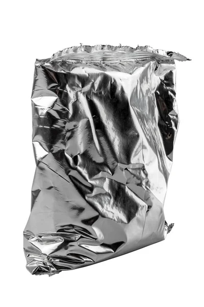 Petit sac en plastique à usage unique froissé en aluminium froissé isolé sur fond blanc — Photo