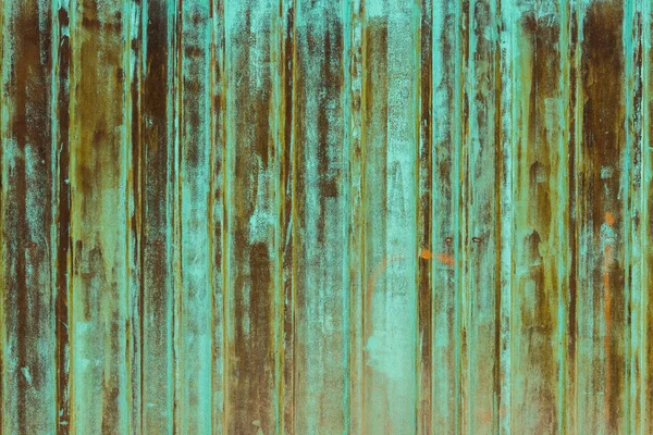 Σκουριασμένο κυματοειδές φύλλο χάλυβα με υπολείμματα σάπια και ξεπλένονται πράσινο χρώμα — Φωτογραφία Αρχείου