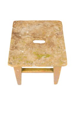 Ahşap taburede sarı boya kabuğu soyulmuş. Beyaz arkaplanda izole edilmiş tavan arası tarzı sandalye.