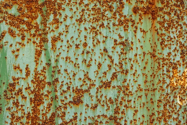 Descascada tinta verde na superfície plana de chapa metálica enferrujada — Fotografia de Stock
