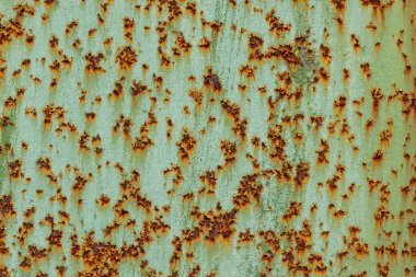 Düz paslı metal yüzey üzerindeki yeşil boya soyulmuş.