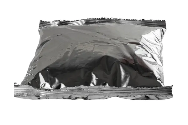白い背景に隔離された小さな空白の単用途の粉砕アルミニウム製のビニール袋 — ストック写真