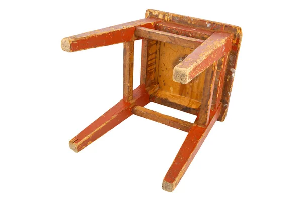 Alter Holzhocker mit abblätternder brauner Farbe. Loft-Stuhl isoliert auf weißem Hintergrund. — Stockfoto