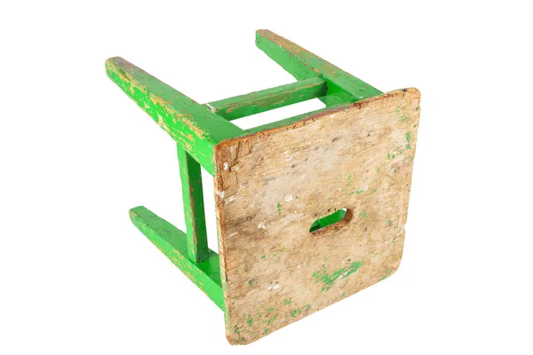 Alter Holzhocker mit abblätternder lindgrüner Farbe. Loft-Stuhl isoliert auf weißem Hintergrund. — Stockfoto