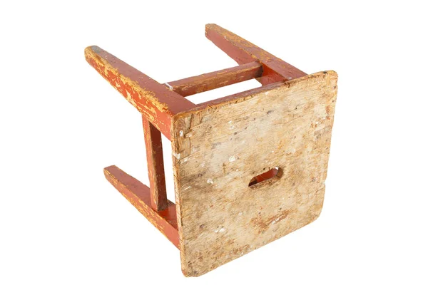 Oude houten kruk met schilferende bruine verf. Loft stijl stoel geïsoleerd op een witte achtergrond. — Stockfoto