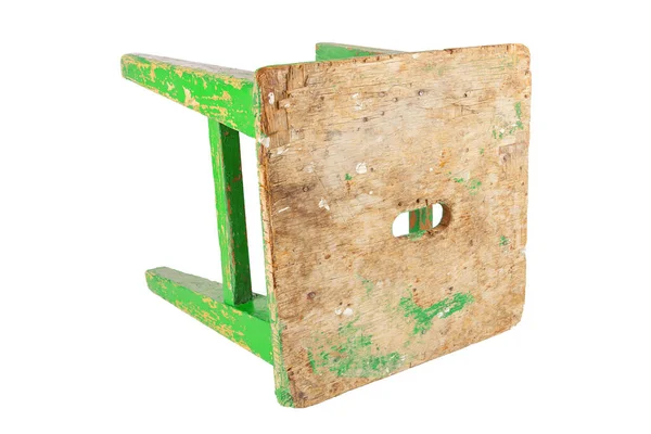Alter Holzhocker mit abblätternder lindgrüner Farbe. Loft-Stuhl isoliert auf weißem Hintergrund. — Stockfoto