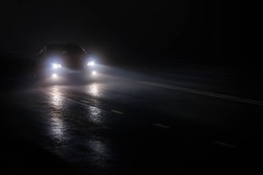 Yalnız spor BMW araba boş sisli yolda