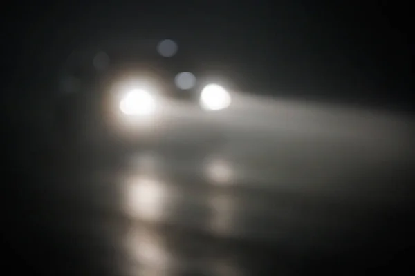 Foto desfocada de carro embaçado em movimento na noite vazia estrada nebulosa — Fotografia de Stock