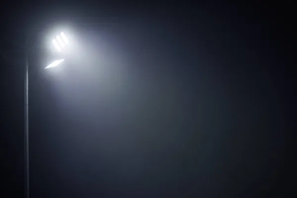 Lampione con due lampade a led nella notte nebbiosa — Foto Stock