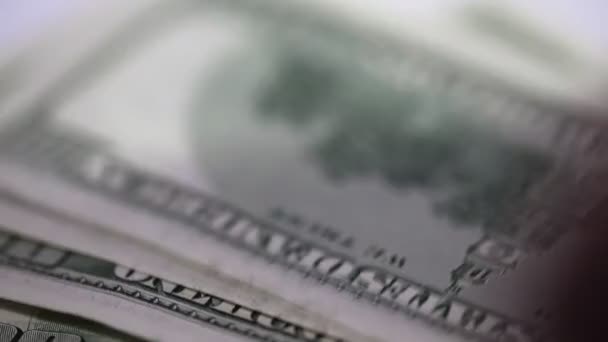 Finansal fon - eller yüz dolarlık banknotlar serer — Stok video