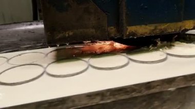 Metal endüstrisi: yatay olarak ıslak düz çelik aşınması süreci