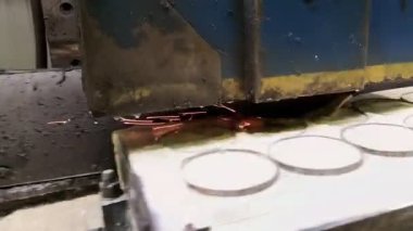 Metal endüstrisi: yatay olarak ıslak düz çelik aşınması süreci