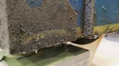 Metal endüstrisi: yatay olarak ıslak düz çelik aşınması süreci