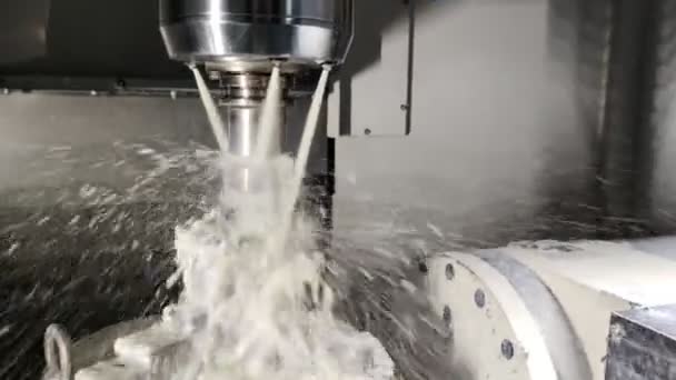 Proces mielenia mokrego cnc w 5-osiowej maszynie z dużą ilością chłodziwa — Wideo stockowe