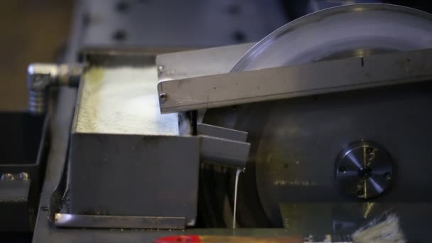 Skimmer de aceite de tipo disco para refrigerante de inundación líquida en la fresadora cnc moderna, vista macro — Vídeos de Stock