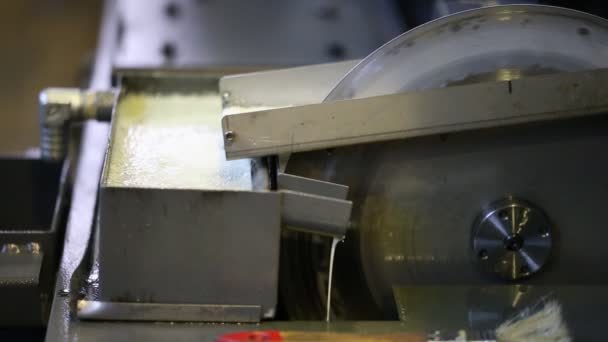 Odpieniacz oleju typu dyskowego do cieczy chłodzącej w nowoczesnej frezarce CNC, widok makro — Wideo stockowe