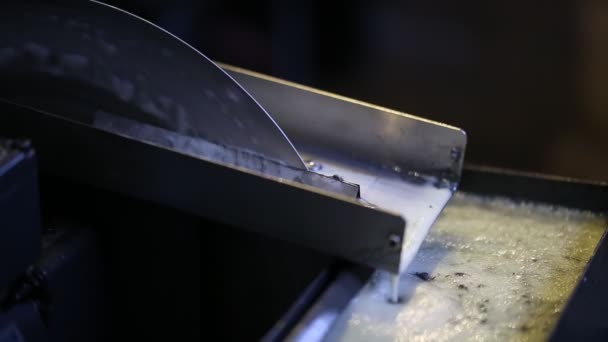 Scheibenölabschäumer für flüssige Kühlflüssigkeit in modernen CNC-Fräsmaschinen, Makroansicht — Stockvideo