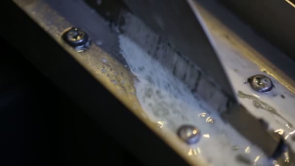 Skimmer πετρελαίου τύπων δίσκων για το υγρό ψυκτικό υγρό πλημμυρών στη σύγχρονη μηχανή άλεσης cnc, μακρο προβολή — Αρχείο Βίντεο