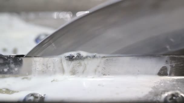 Odpieniacz oleju typu dyskowego do cieczy chłodzącej w nowoczesnej frezarce CNC, widok makro — Wideo stockowe