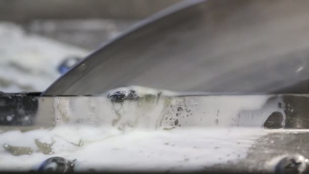 Скиммер масла дискового типа для охлаждения жидкого наводнения в современном фрезерном станке cnc, вид на макрос — стоковое видео