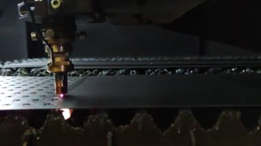 Metal lazer kesme işlemi, seçici odaklı yakın plan