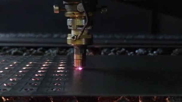 Processo de corte a laser de chapa metálica, close-up com foco seletivo — Vídeo de Stock
