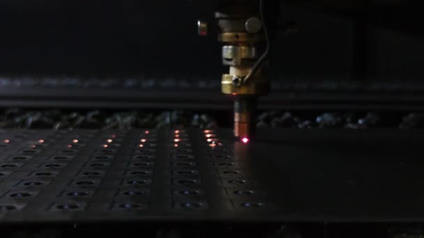 Procédé de découpe laser de tôle, gros plan avec mise au point sélective — Video