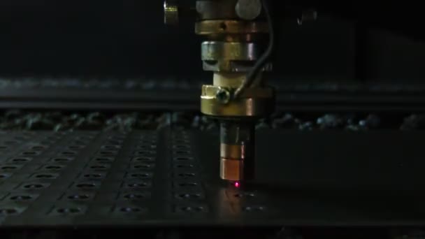 Laserschneiden von Blechen, Nahaufnahme mit selektiver Fokussierung — Stockvideo