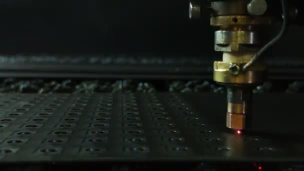 Metal lazer kesme işlemi, seçici odaklı yakın plan — Stok video