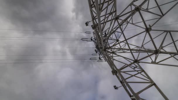 Vista del time lapse delle nuvole che si librano su una torre elettrica. Un colpo statico, grandangolo. — Video Stock