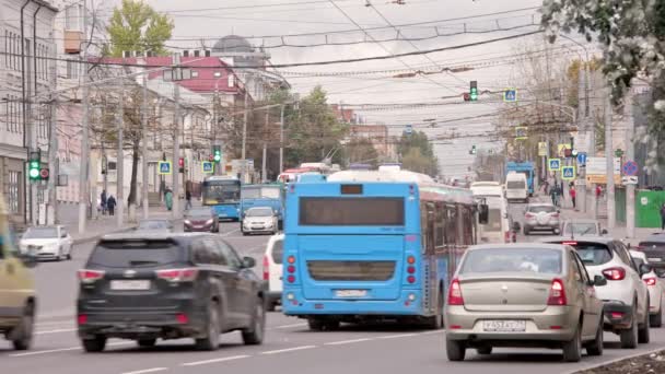 Автомобільний рух на центральній вулиці Тули (Росія) 23 вересня 2021 року — стокове відео