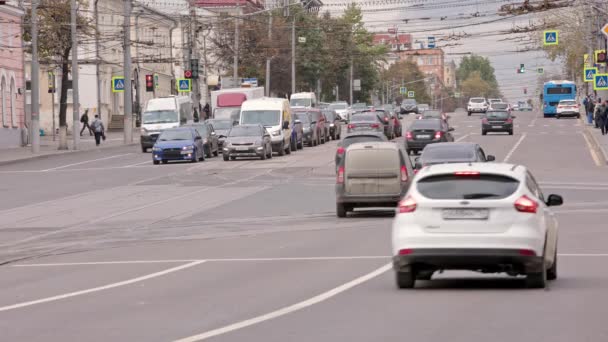 Biltrafik på huvudgatan i Tula, Ryssland - 23 september 2021 — Stockvideo