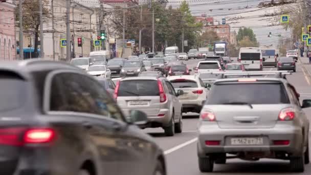 Rusya 'nın merkez caddesinde araba trafiği - 23 Eylül 2021 — Stok video