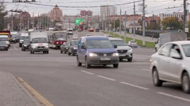 Rusya 'nın merkez caddesinde araba trafiği - 23 Eylül 2021